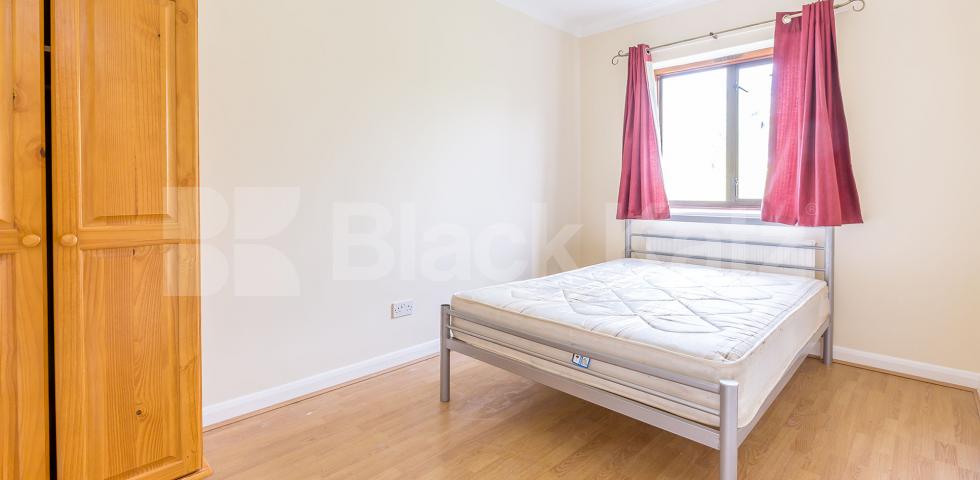 			4 BEDROOMS & 3 BATHROOMS, 4 Bedroom, 1 bath, 1 reception Flat			 St.Helens Gdns, LADBROKE GROVE